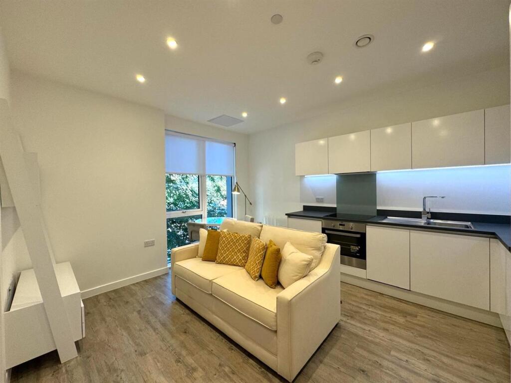 Living area pic 3.jpeg