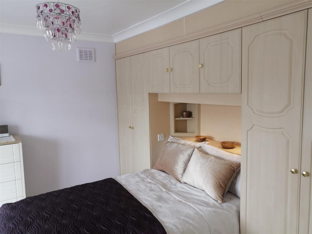 Front Bedroom 1.jpg