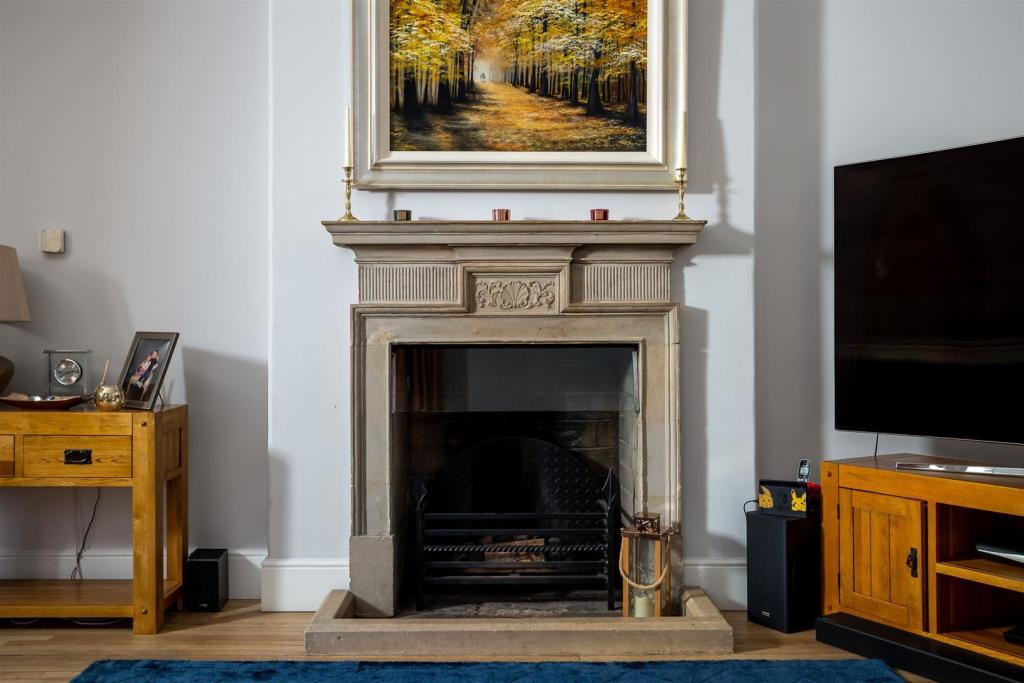 10 - Querns House - GL7 1RL - Web.jpg