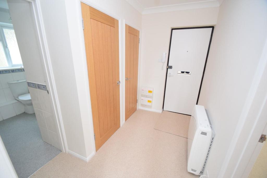 2 Broad Lawns De Roos Road hallway.JPG