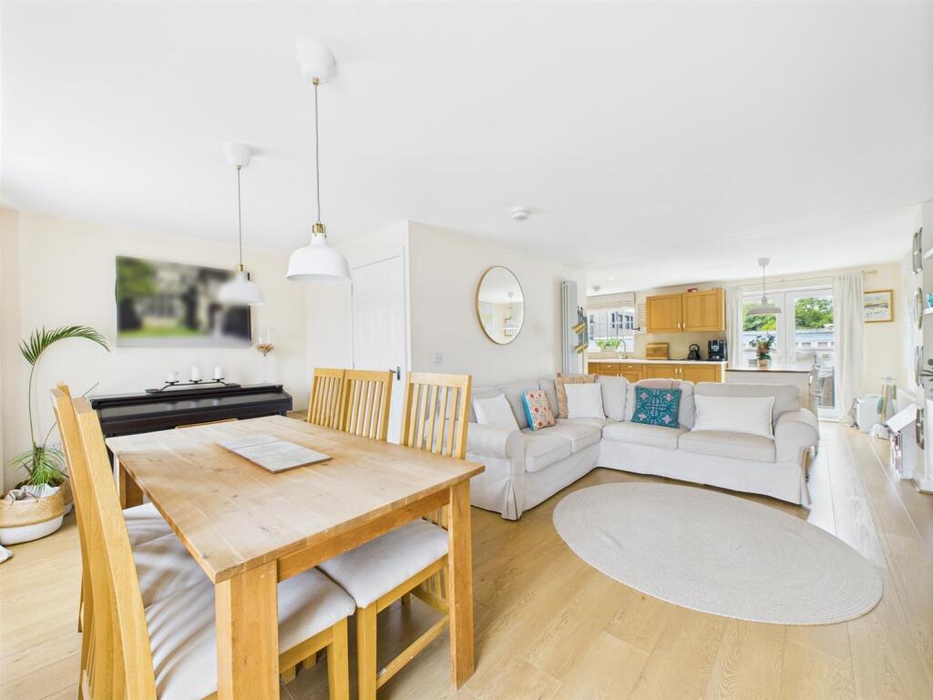 Fabulous U-Shaped Open Plan Living Space