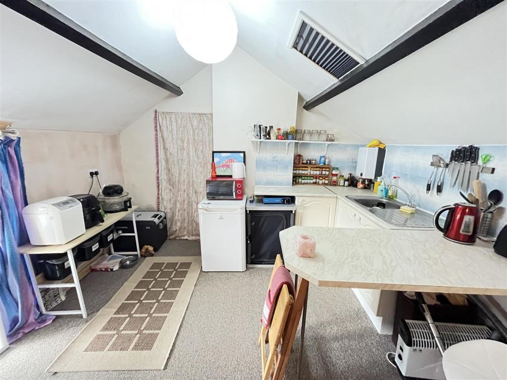 studio kitchne area.JPG