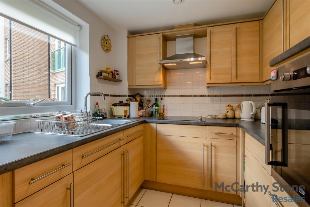 8639380-interior02.jpg