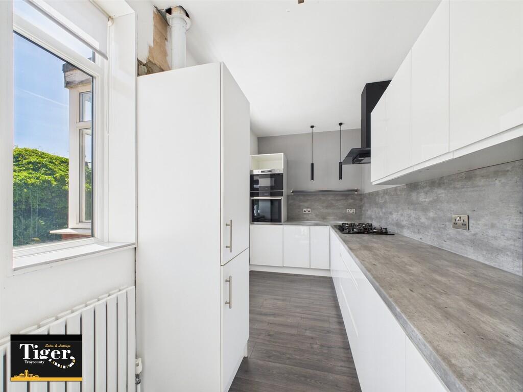 CAM02176G0-PR0586...