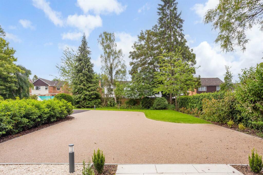 72975_9 Walnut Close Cheltenham (10)_low.jpg
