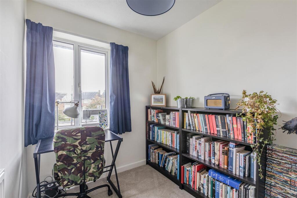 32 Godley Road, Byfleet, KT14 7EP - 11.jpg