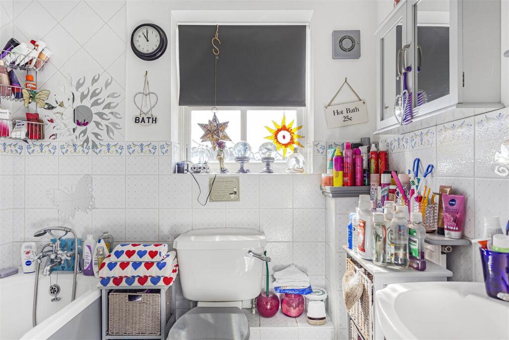 Wickets Bathroom.jpg