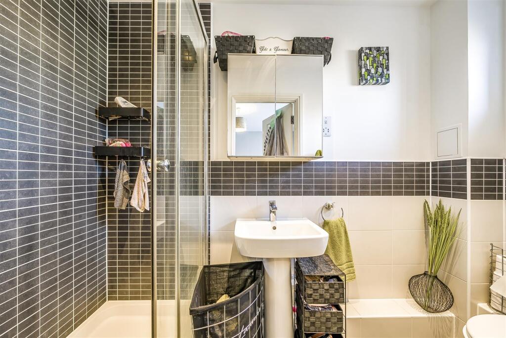 Fountain Court - En-suite.jpg