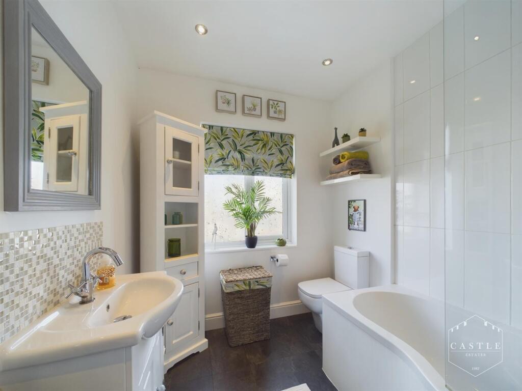 FAMILY BATHROOM