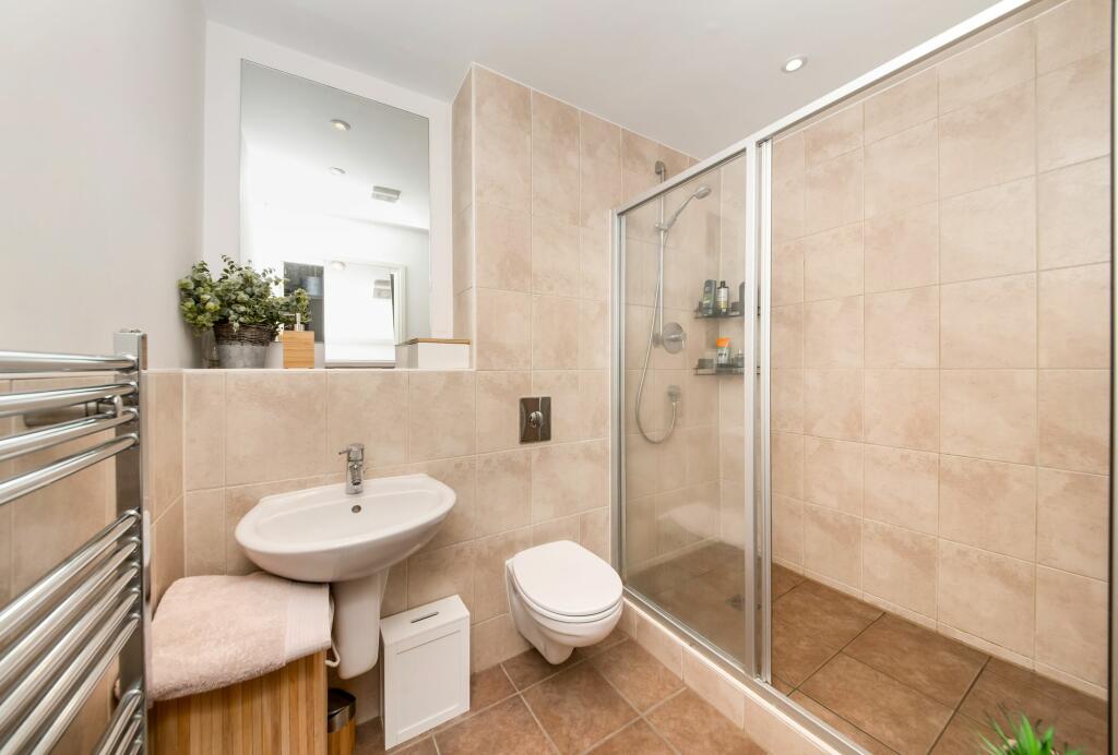 EN-SUITE SHOWER ROOM