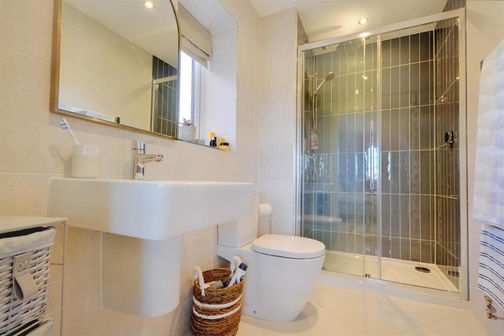 Bedroom 1Ensuite.jpeg