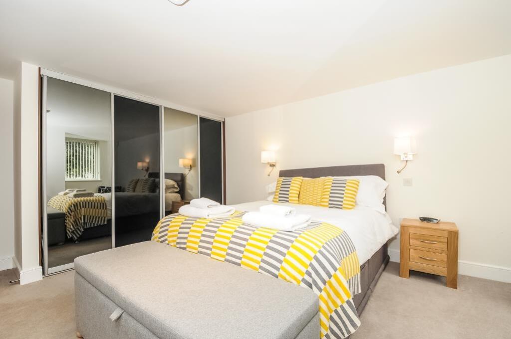 21 Grantham House bedroom x2