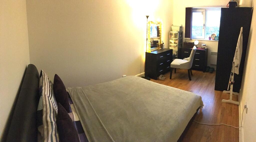 A cozy double bedroom featuring a comfortable b...