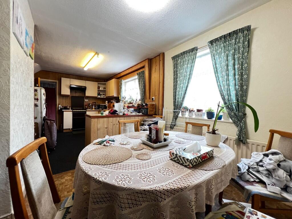 DINER TO KITCHEN