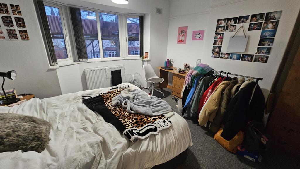 A cozy double bedroom featuring a comfortable b...