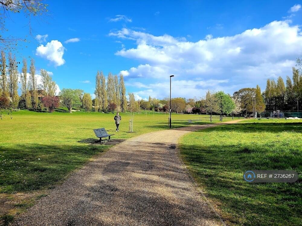 Chinbrook Park (3mins Walk Away)