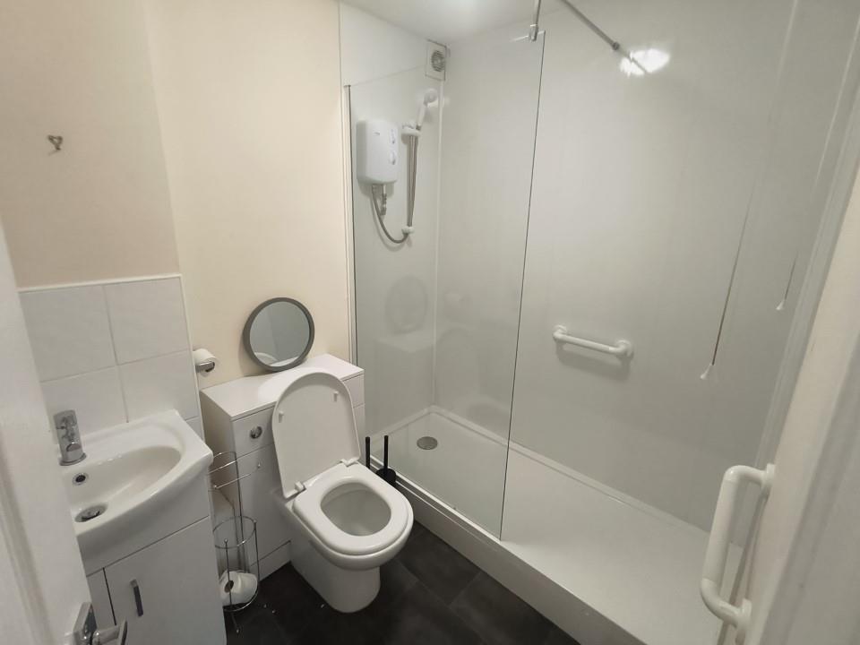 bathroom 1.jpg