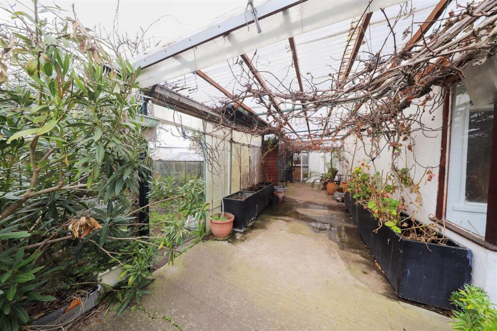 Lean to / Side space