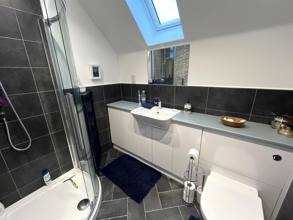 EN-SUITE SHOWER ROOM