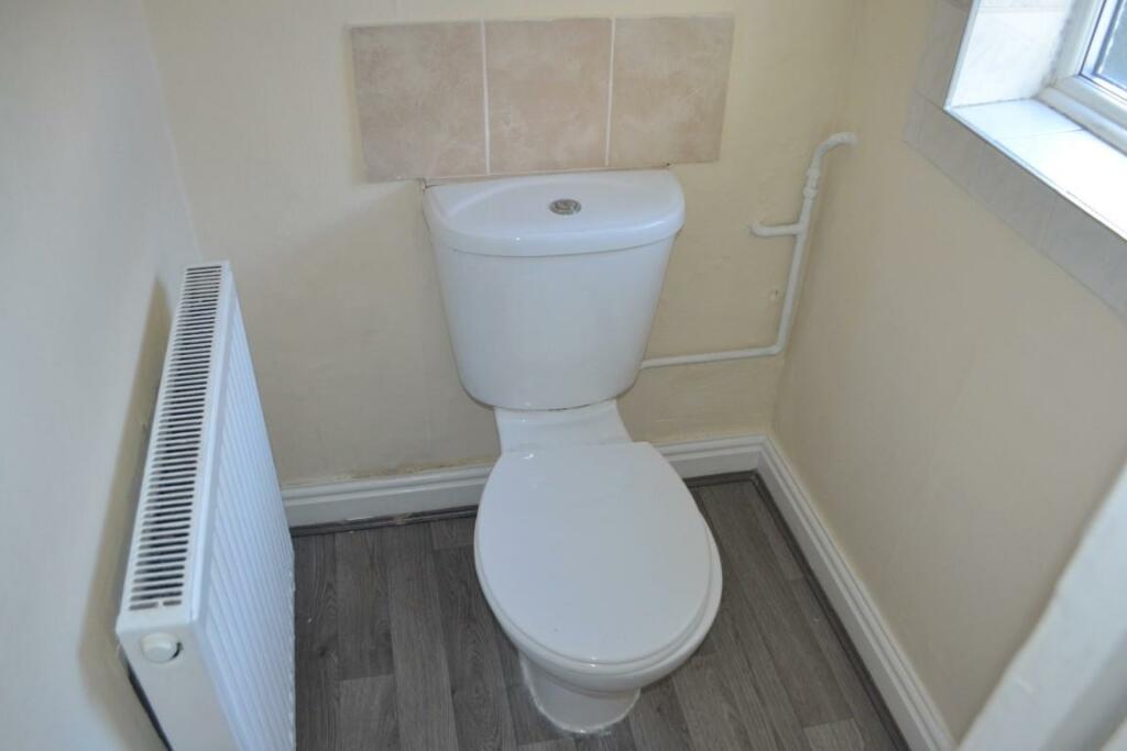 Bathroom 1 (Medium).JPG