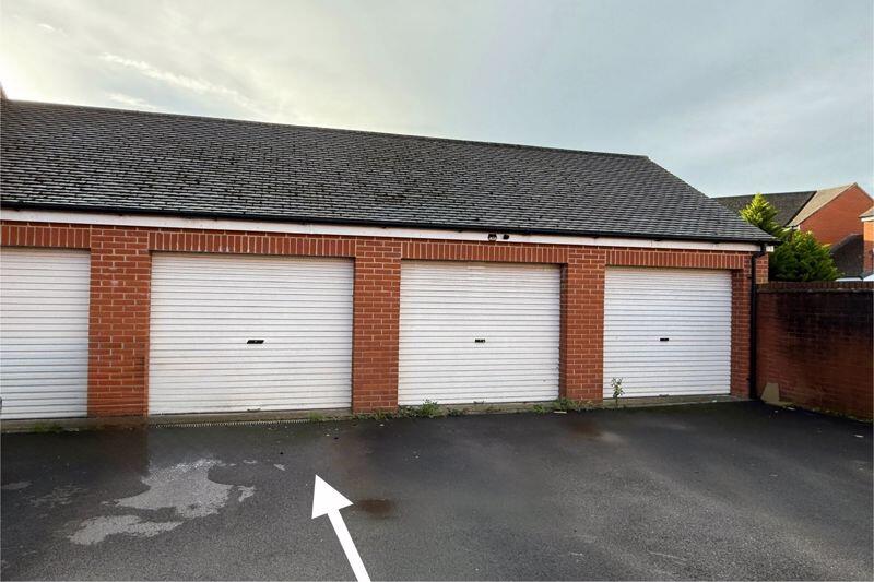 Garage &amp; Parking Close By
