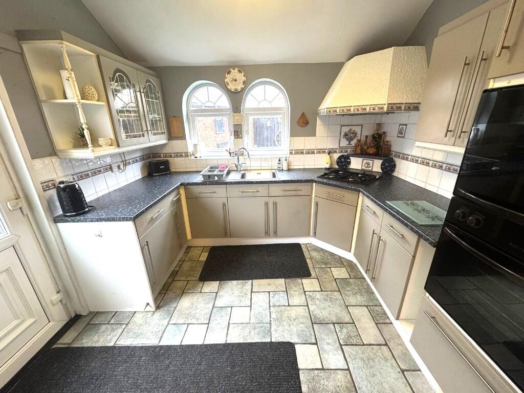 FITTED KITCHEN