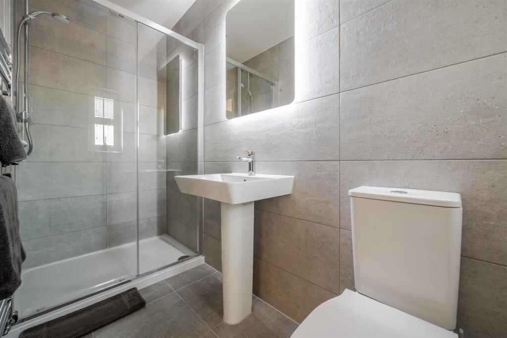 EN-SUITE SHOWER ROOM