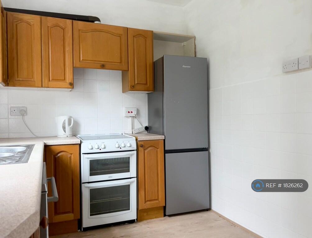 Dishwasher, Fridge/Freezer, Washing Machine Incl.