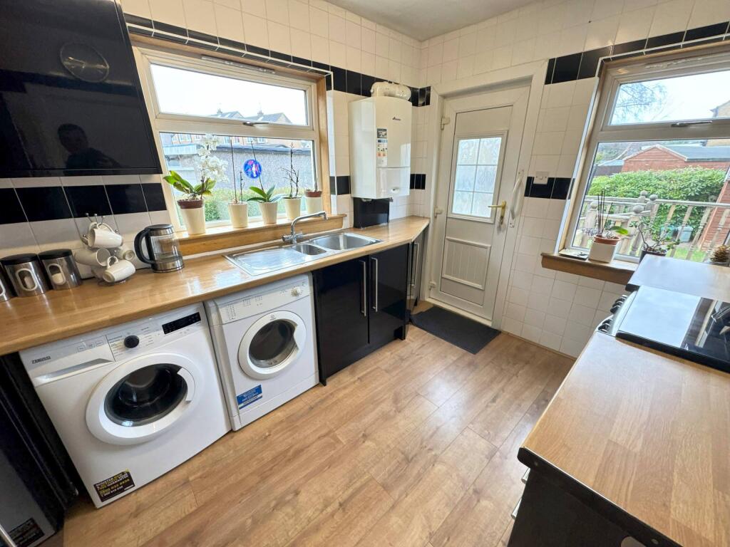 Kitchen 1.JPG