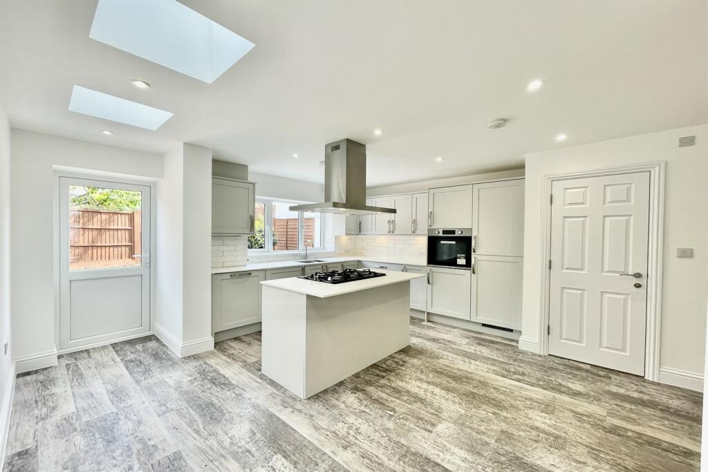 Open-Plan Kitchen / 