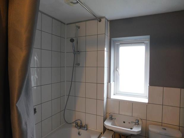 43LavenderWayBathroom2