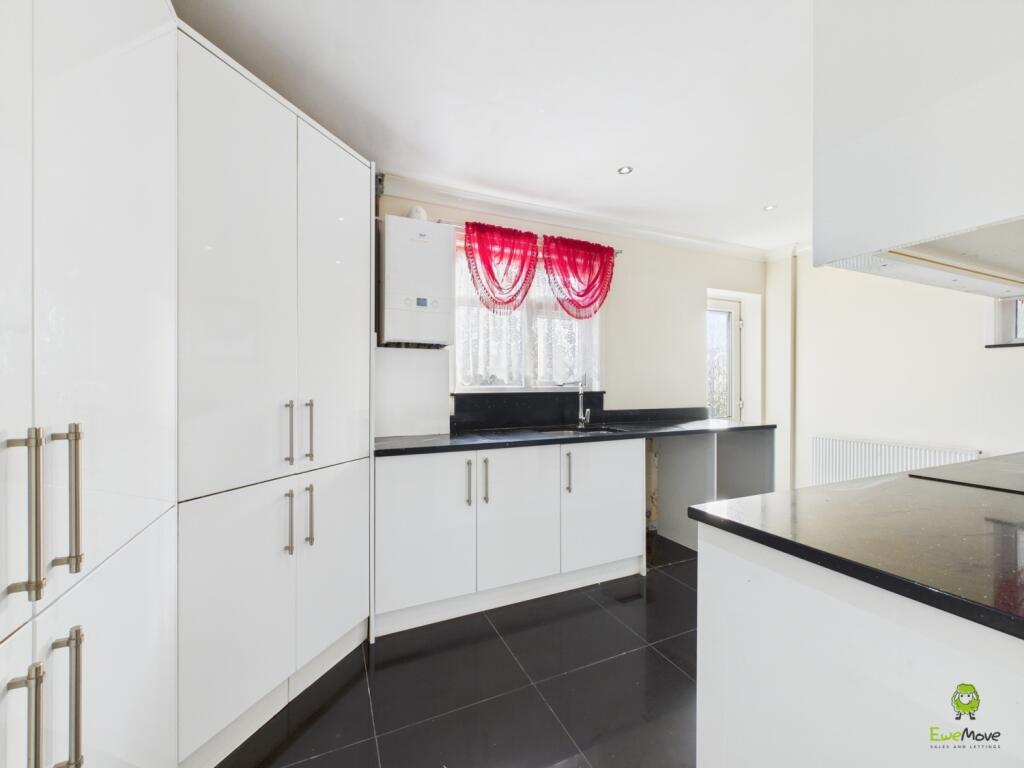 CAM04399G0-PR0036-STILL008