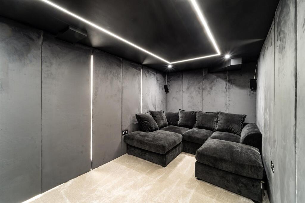 HOYLAND DOWN (4).jpg