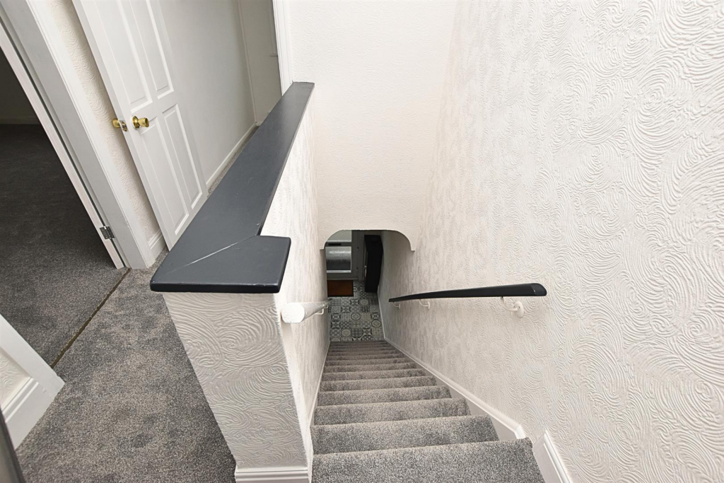FIRST FLOOR LANDING