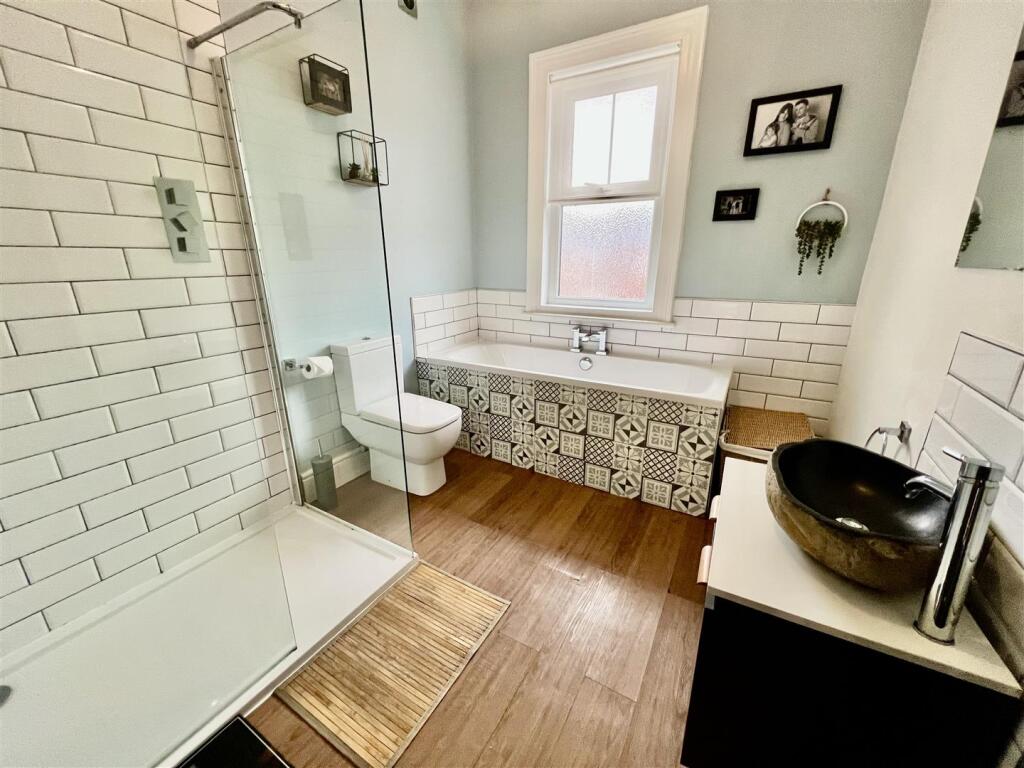 BATHROOM/WC