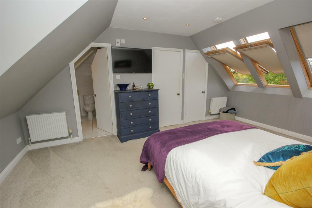 Master Bedroom..jpg