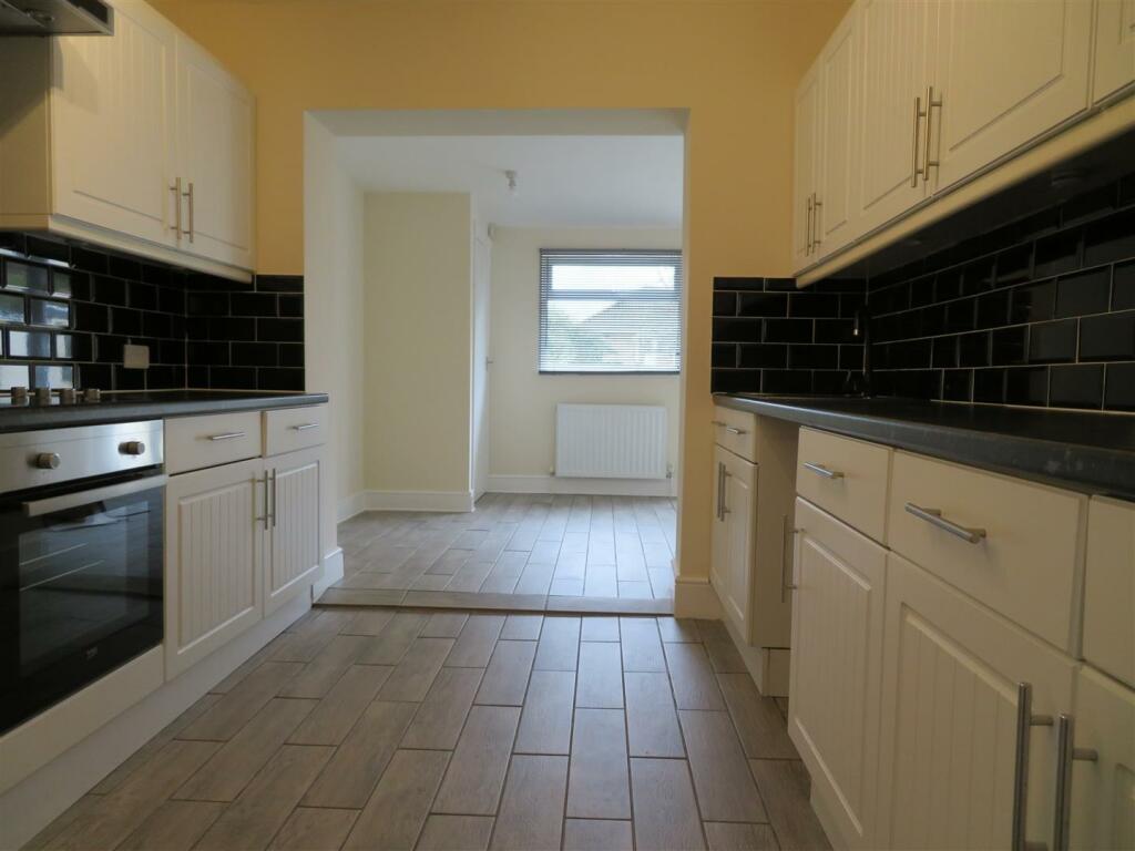 40 Park Ln Kitch.JPG