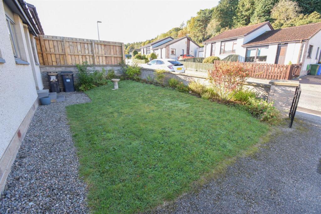 FRONT GARDEN-2..jpg