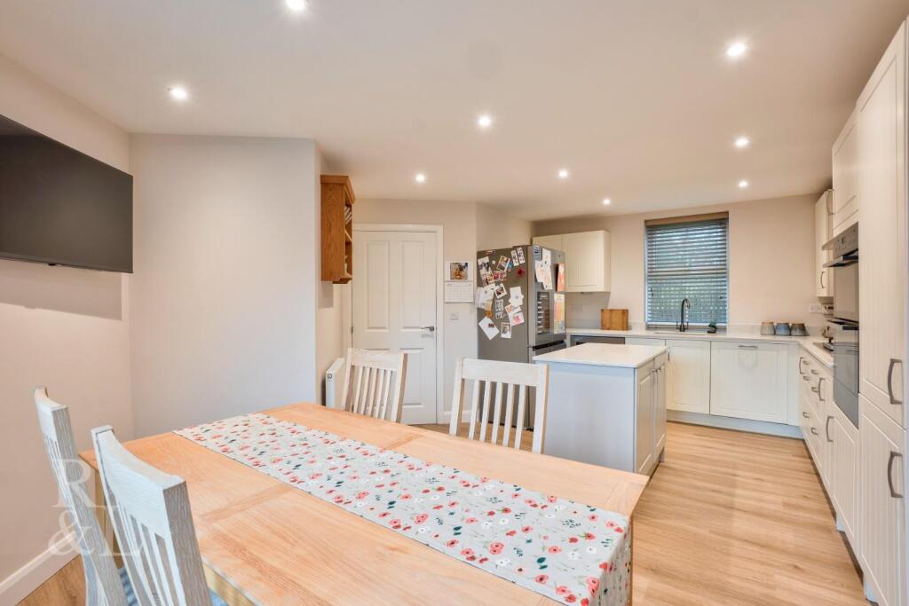 21 Dennis Way (12).jpg