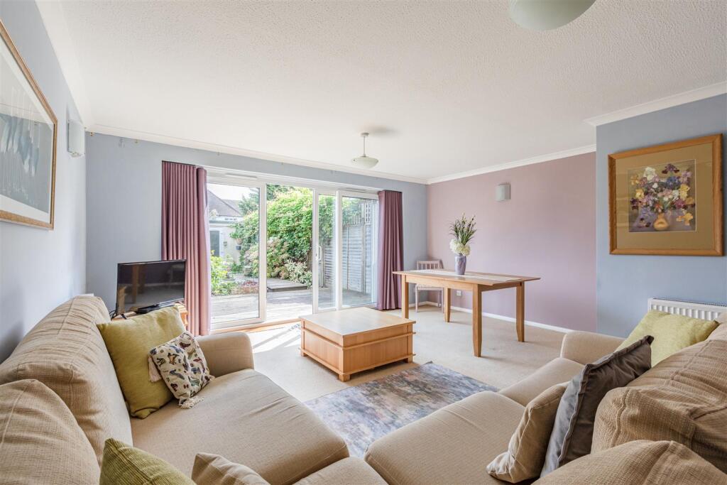 6 York Close, KT14 7HW - 12.jpg