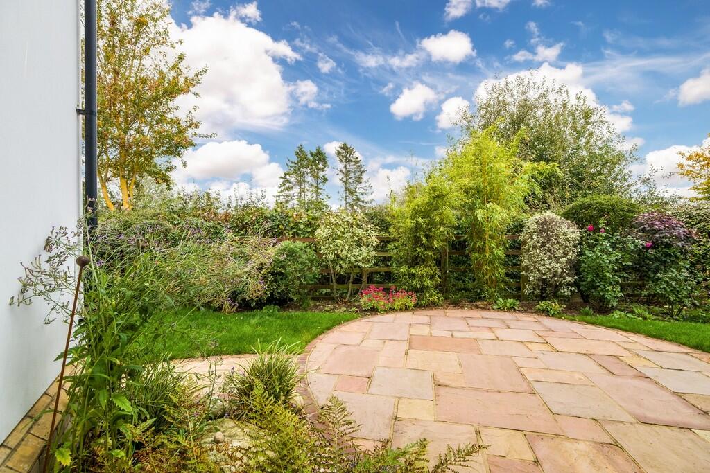 1440px-4 Shrubber...