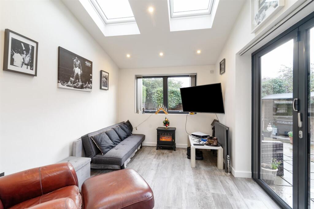 2 Nichols Close_4.jpg