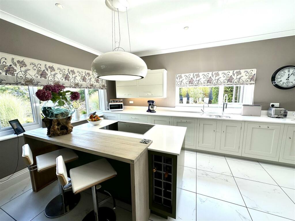 KITCHEN/FAMILY ROOM
