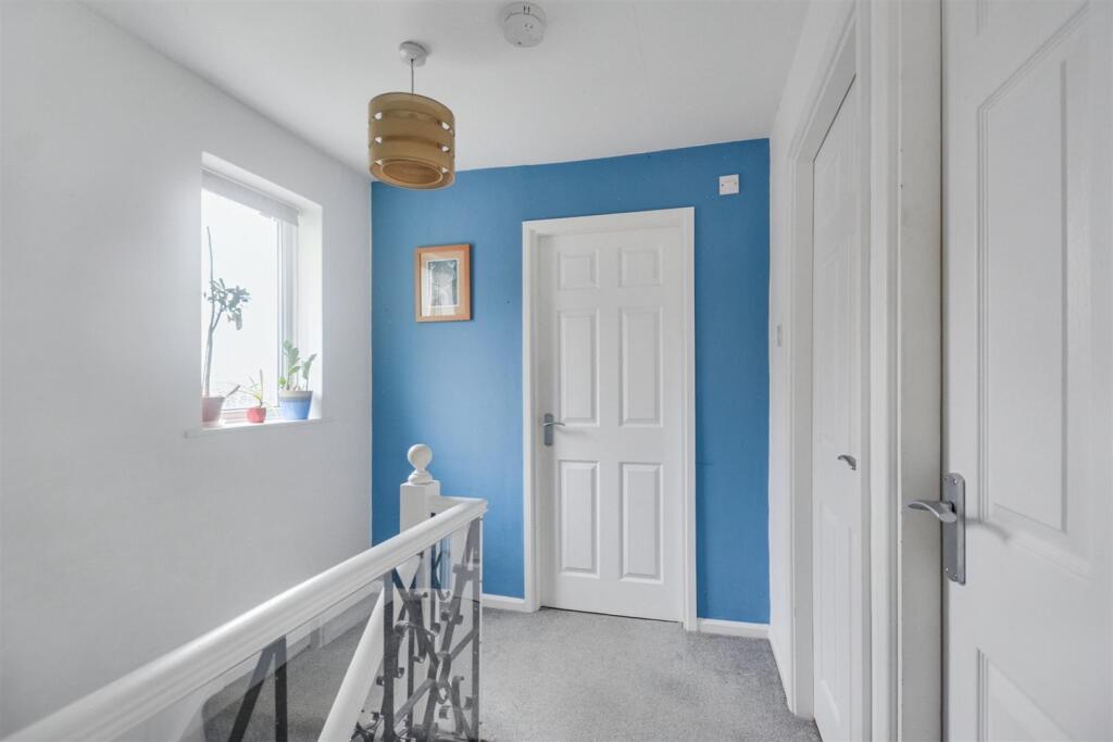 FIRST FLOOR LANDING