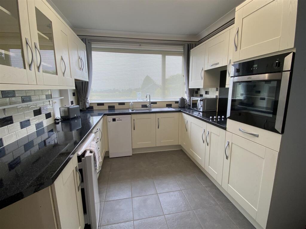 Fitted Kitchen with appliances