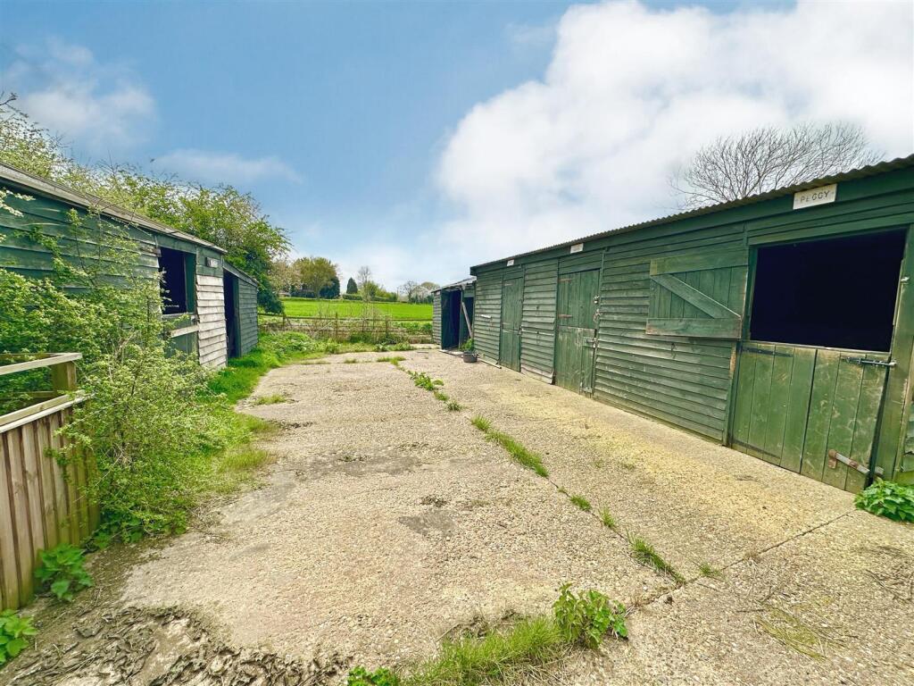 stables and hardstanding.jpg