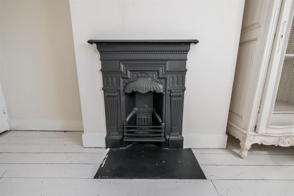 bed 2 fireplace 1.jpg