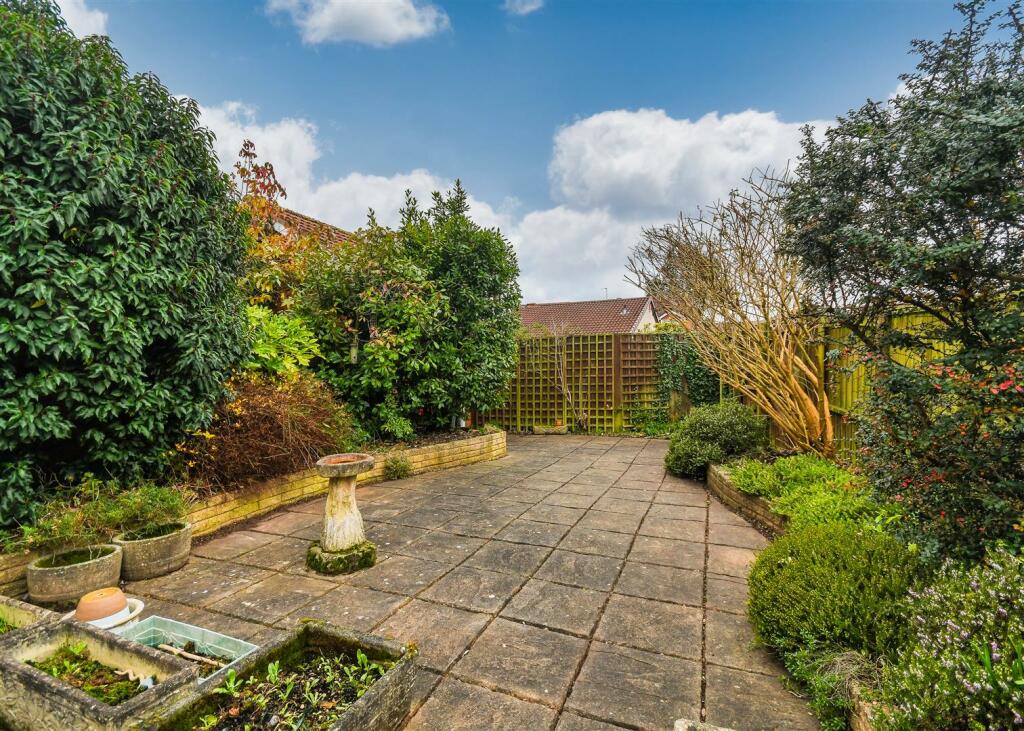 1 Oatlands Way - Garden.jpg