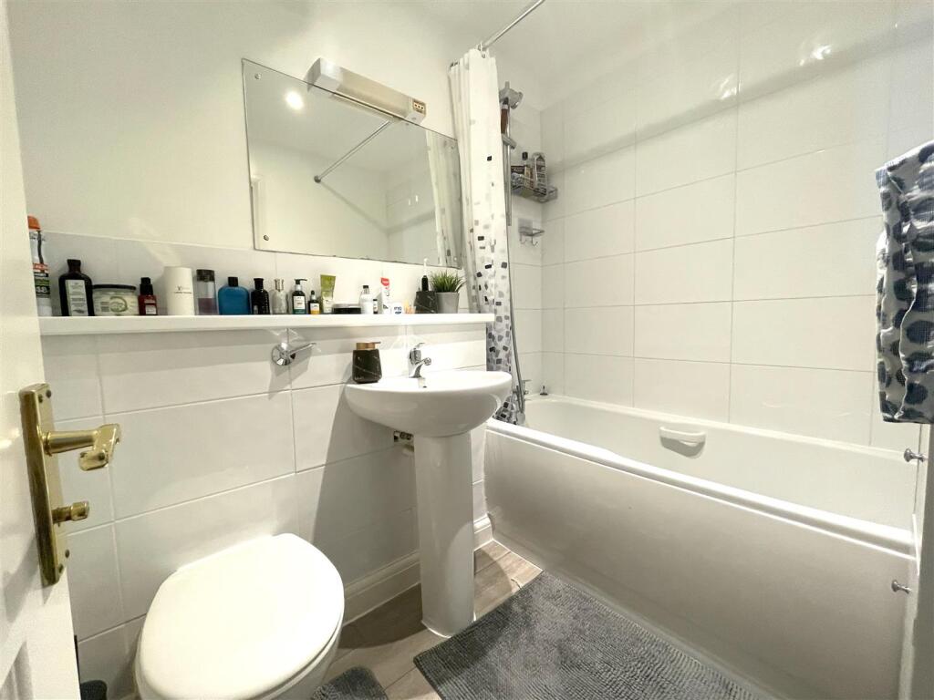 Bathroom 1.jpg