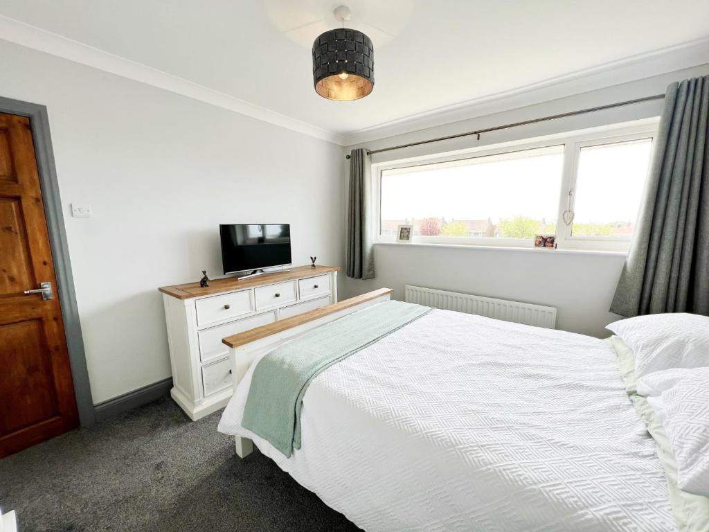 Bedroom 1 pic 2.jpg